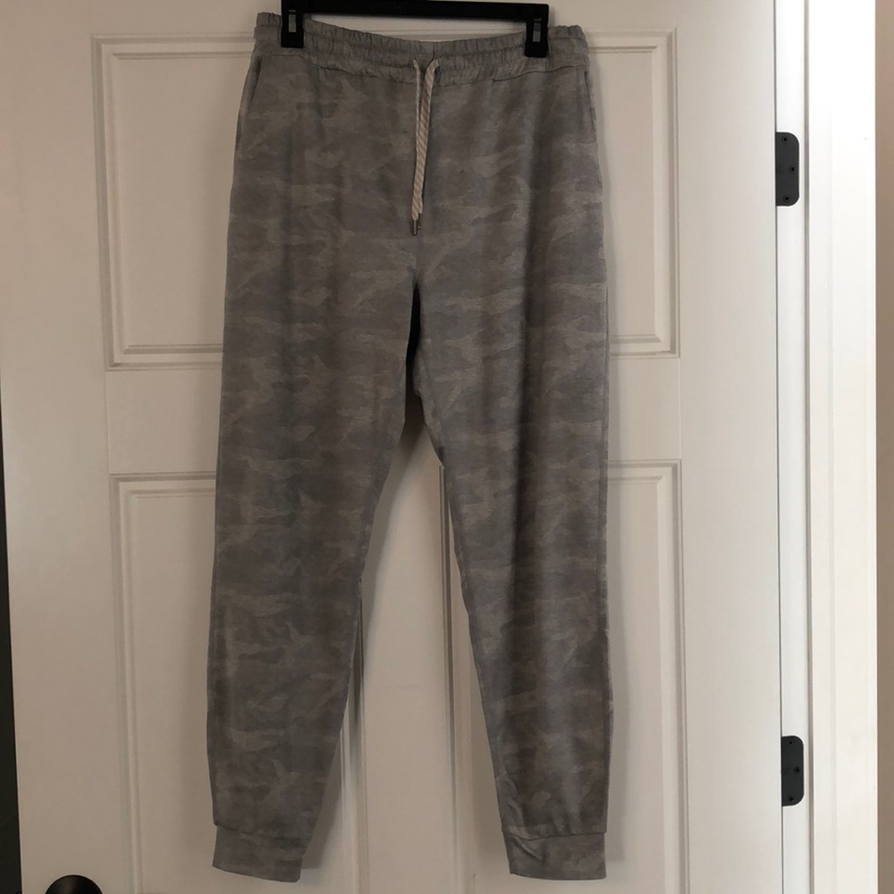 Vuori Joggers size L- excellent condition, no rips, or stains.